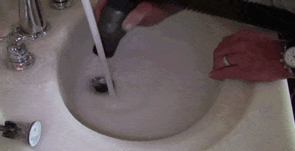 Cách thông tắc chậu rửa mặt bằng máy hút bụi đa năng