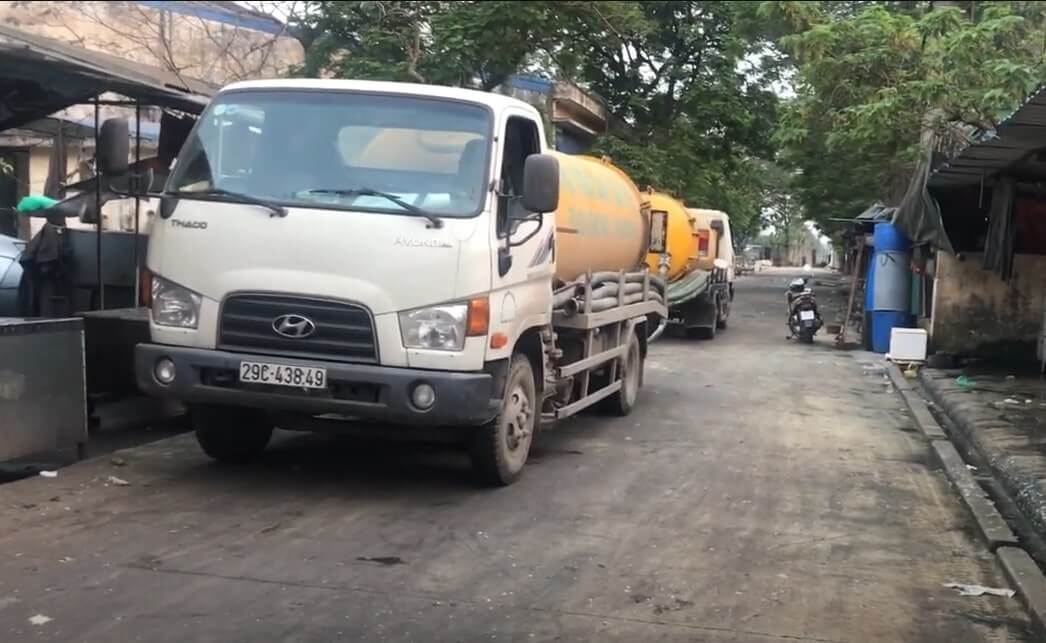 Hút bể phốt ở khắp các tuyến đường của Hà Nội