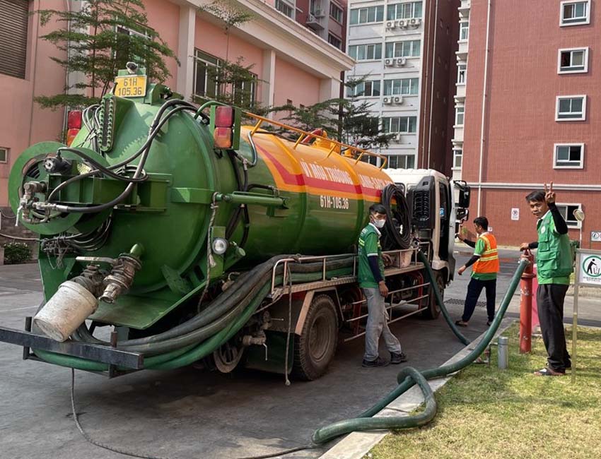 Tuyển 3 Nam Lái Xe Hút Bể Phốt Tại Hà Nội